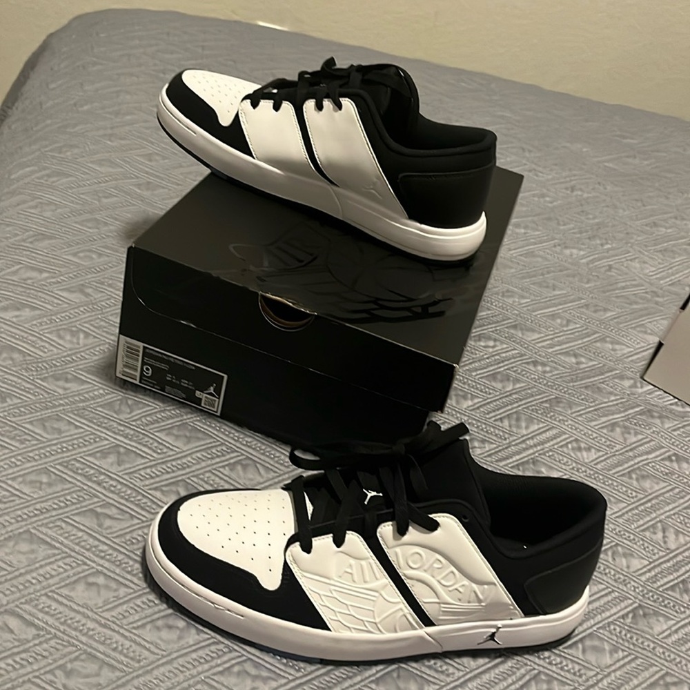 Nuevos tenis en su caja. , muy lindos